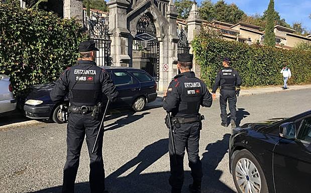 La Ertzaintza ha desplegado un importante dispositivo en el cementerio de San Miguel de Basauri, donde será llevado el ataud.