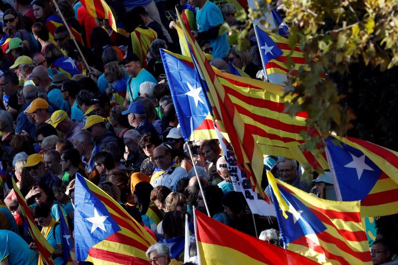 Miles de personas se concentran en Barcelona para protestar por la sentencia del 'procés'.