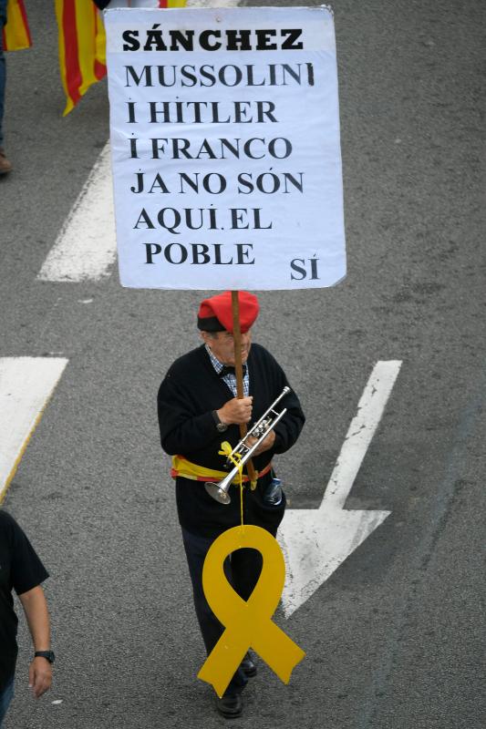 Miles de personas se concentran en Barcelona para protestar por la sentencia del 'procés'.