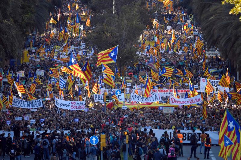 Miles de personas se concentran en Barcelona para protestar por la sentencia del 'procés'.