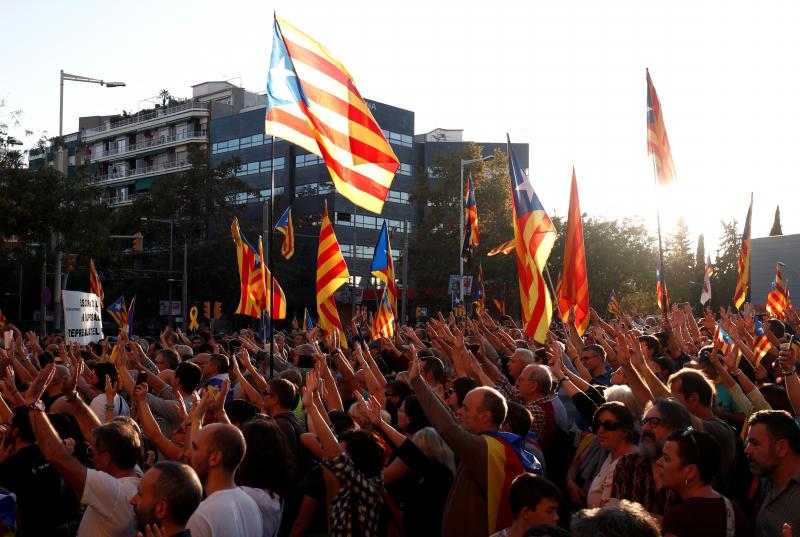 Miles de personas se concentran en Barcelona para protestar por la sentencia del 'procés'.