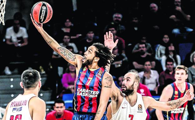 Pierriá Henry abre huella entre la defensa de Spanoulis y Papanikolaou.