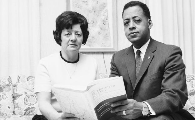 Los auténticos Betty y Barney Hill, en 1966, con el libro de John Fuller. 