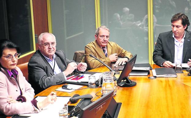 Responsables de Kristau Eskola y AICE, patronales mayoritarias, en el Parlamento vasco.