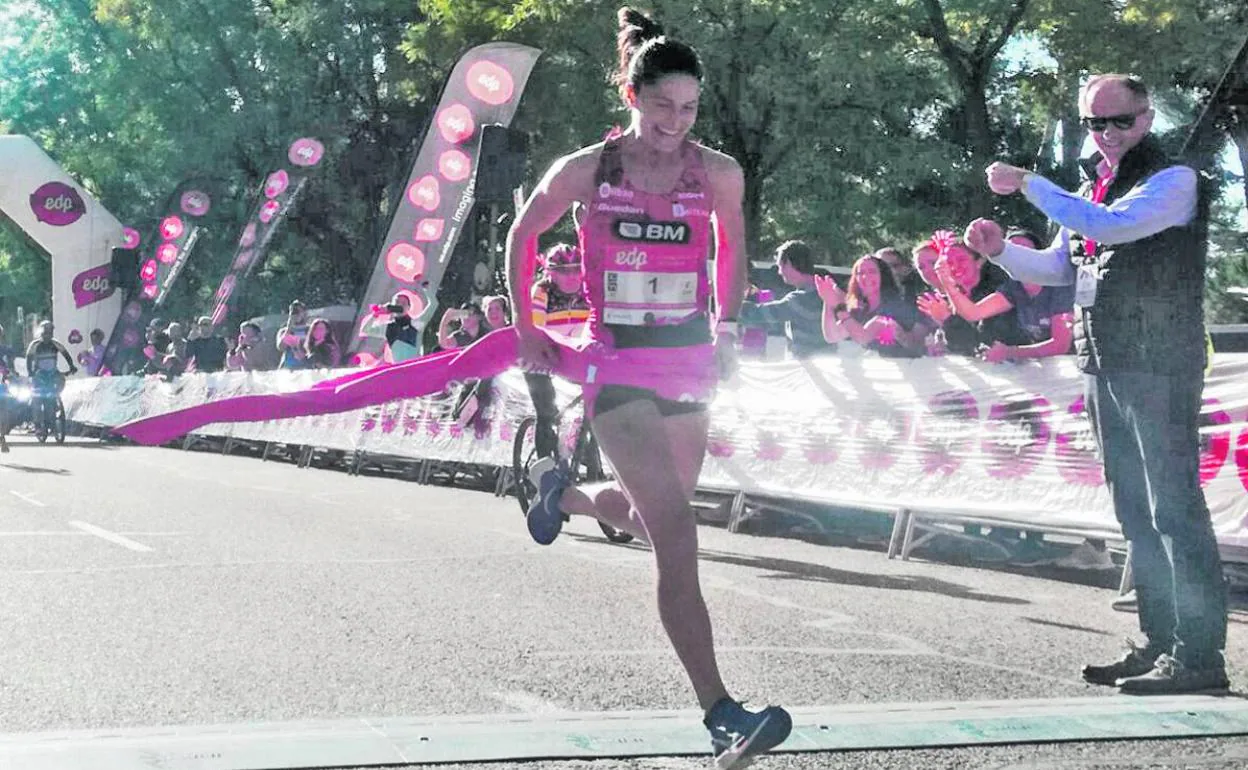 Elena Loyo entra victoriosa en la meta de Madrid. 