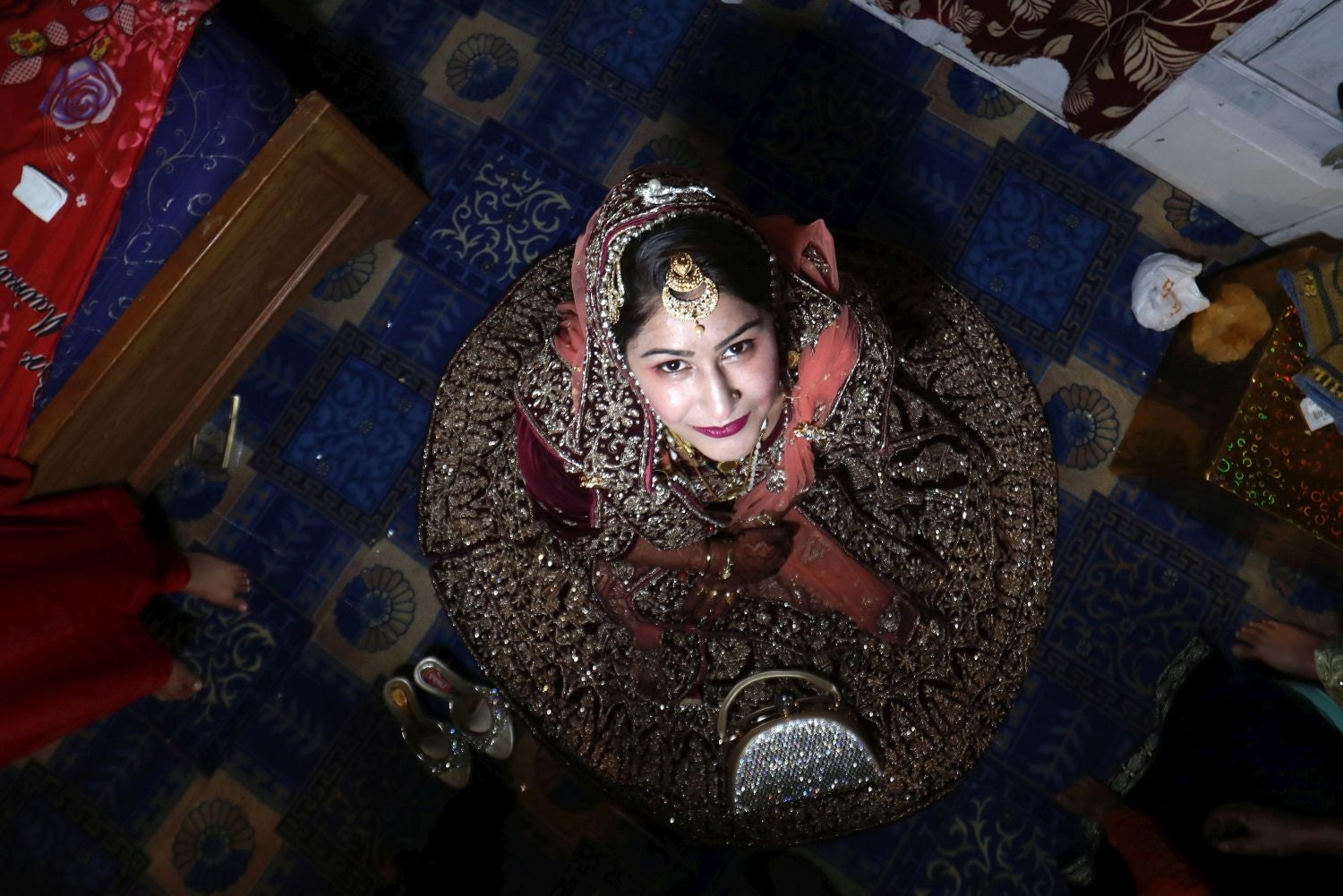 Una novia cachemir mira a cámara durante la ceremonia de su boda, en Srinagar. La temporada de bodas en Cachemira comienza en septiembre y todas las celebraciones duran un mínimo de dos días. Farooq Khan 