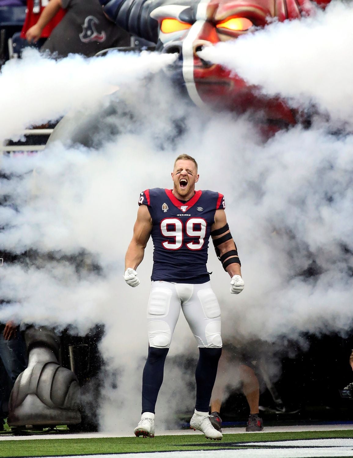 J.J. Watt, de los Houston Texans, presentado al inicio del partido contgra los Oakland Raiders, en el NRG Stadium. Troy Taormina 