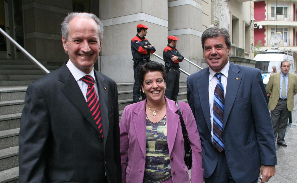 Atutxa, Bilbao y Knörr, frente al Palacio de Justicia de Bilbao .