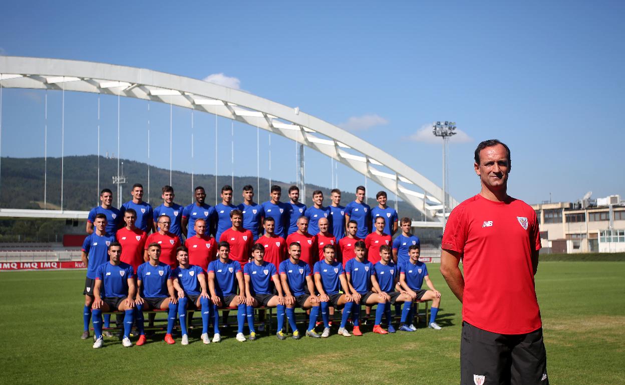 Joseba Etxeberria posa con la plantilla del Bilbao Athletic detrás 