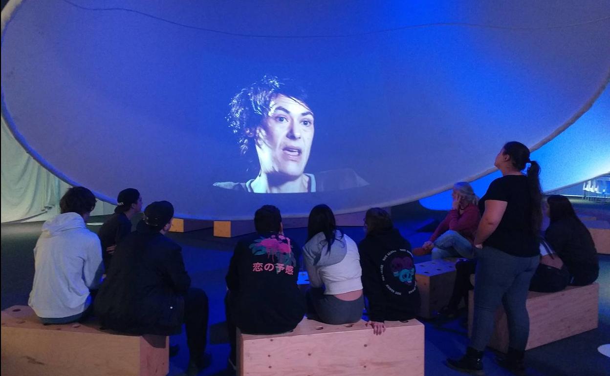 Los alumnos siguieron con atención los testimonios de las víctimas. 