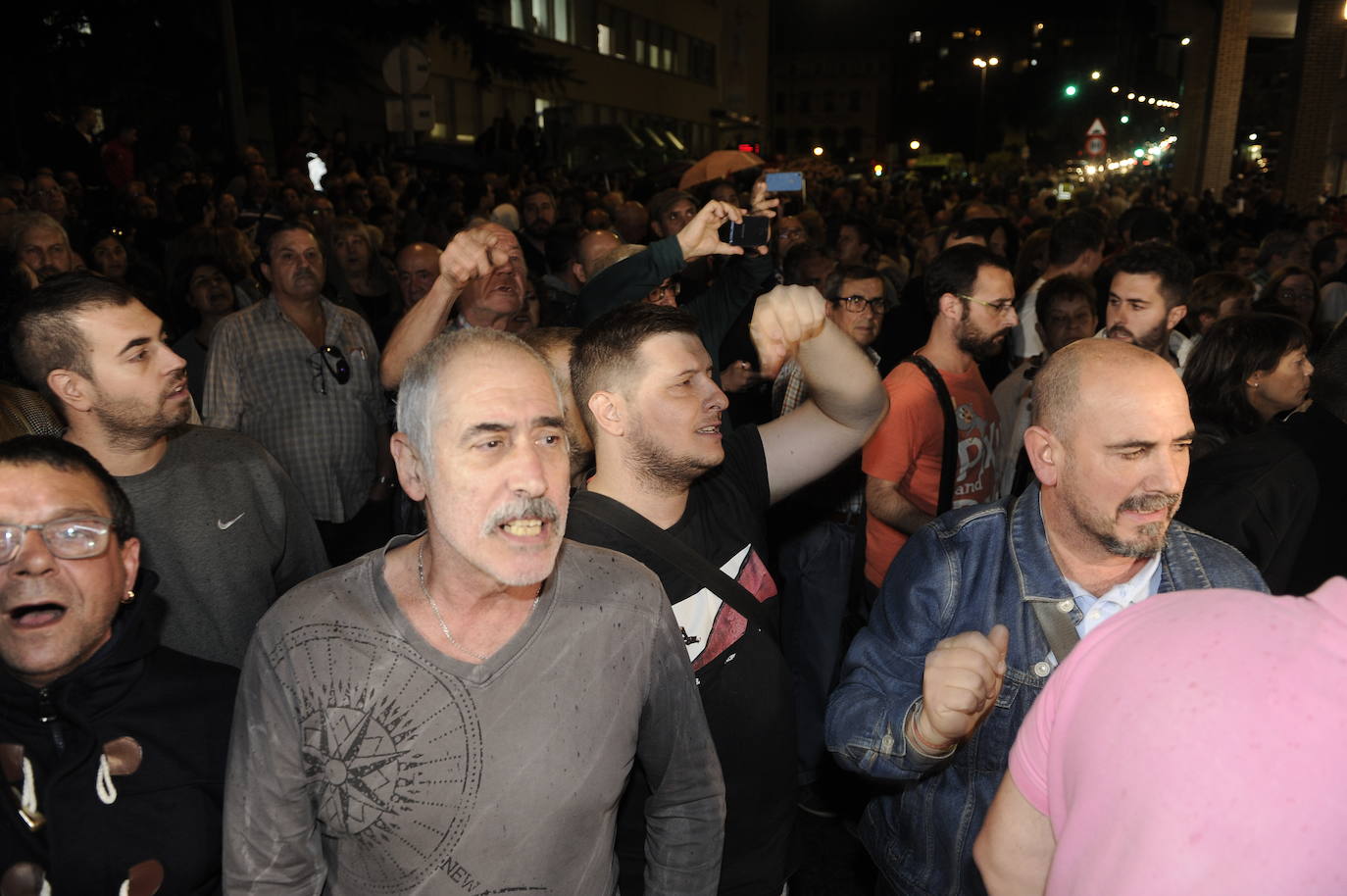 Fotos: Amplio despliegue policial en los alrededores del bloque de los &#039;okupas&#039; de Santurtzi