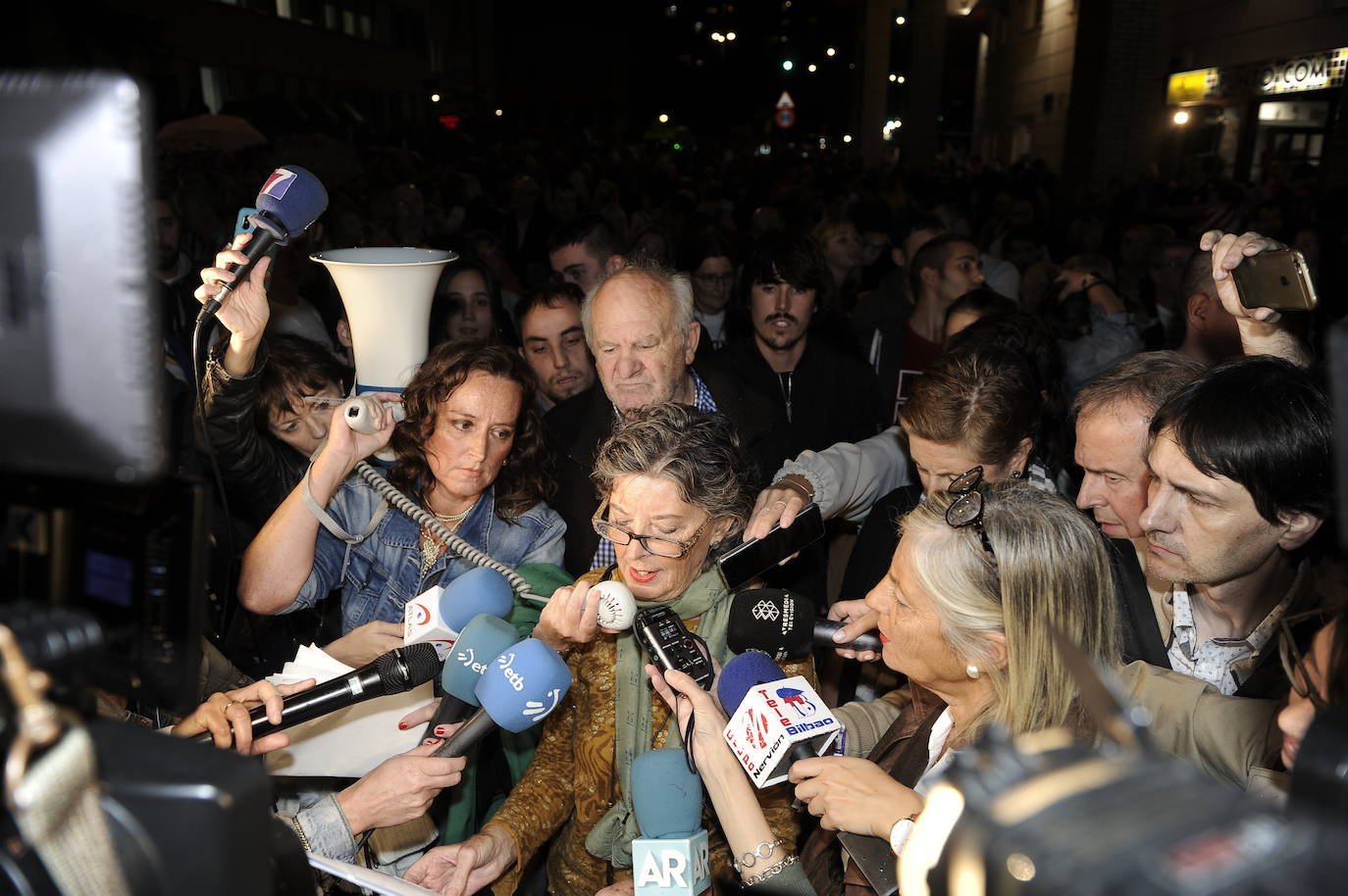 Fotos: Amplio despliegue policial en los alrededores del bloque de los &#039;okupas&#039; de Santurtzi