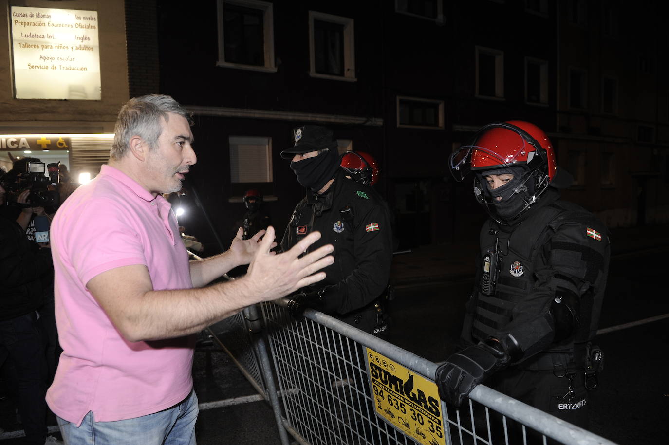 Fotos: Amplio despliegue policial en los alrededores del bloque de los &#039;okupas&#039; de Santurtzi