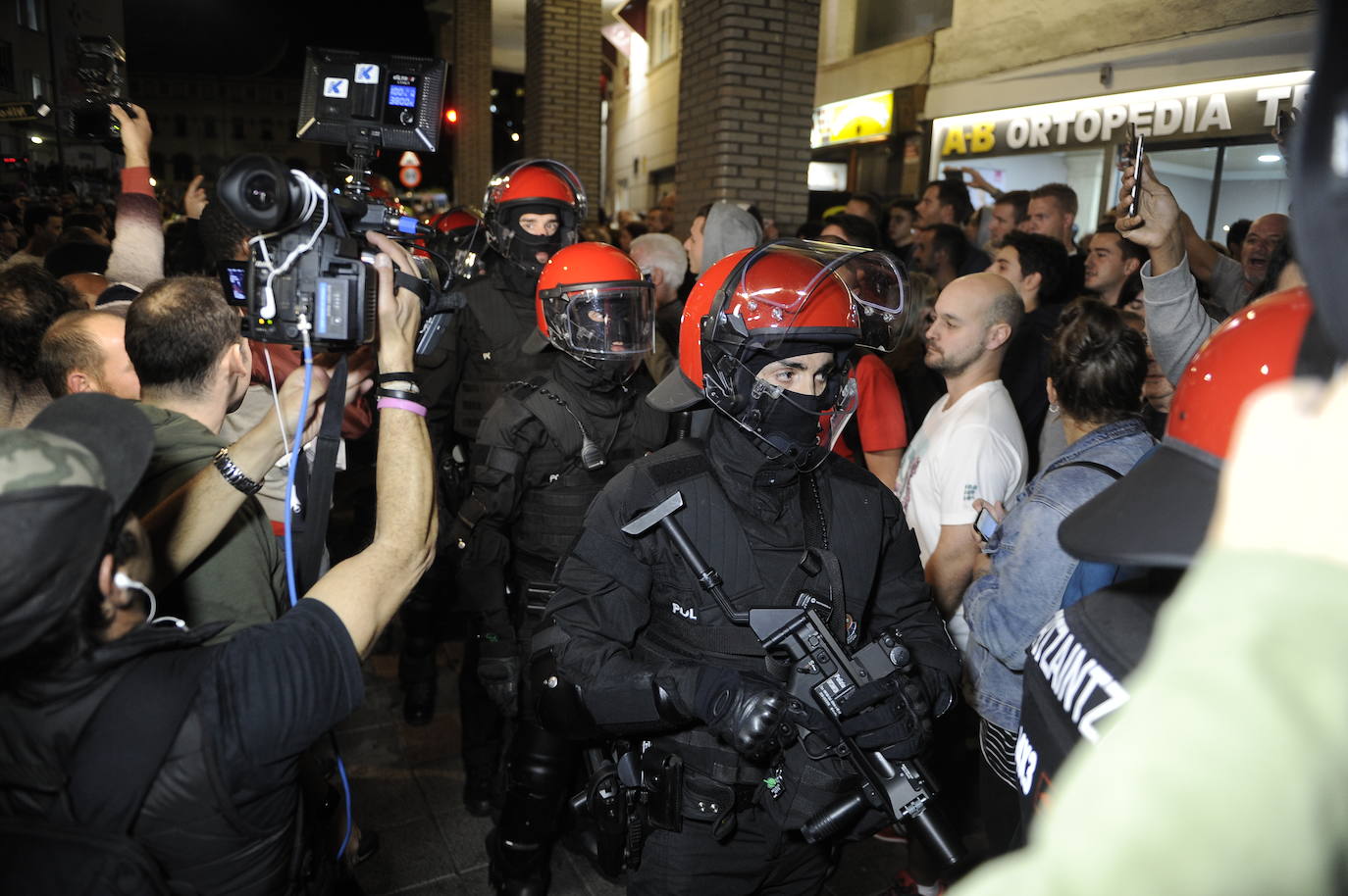 Fotos: Amplio despliegue policial en los alrededores del bloque de los &#039;okupas&#039; de Santurtzi