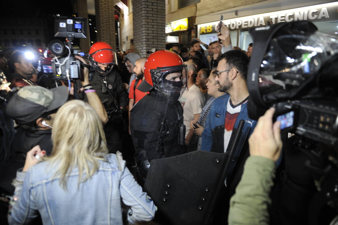 Fotos: Amplio despliegue policial en los alrededores del bloque de los &#039;okupas&#039; de Santurtzi