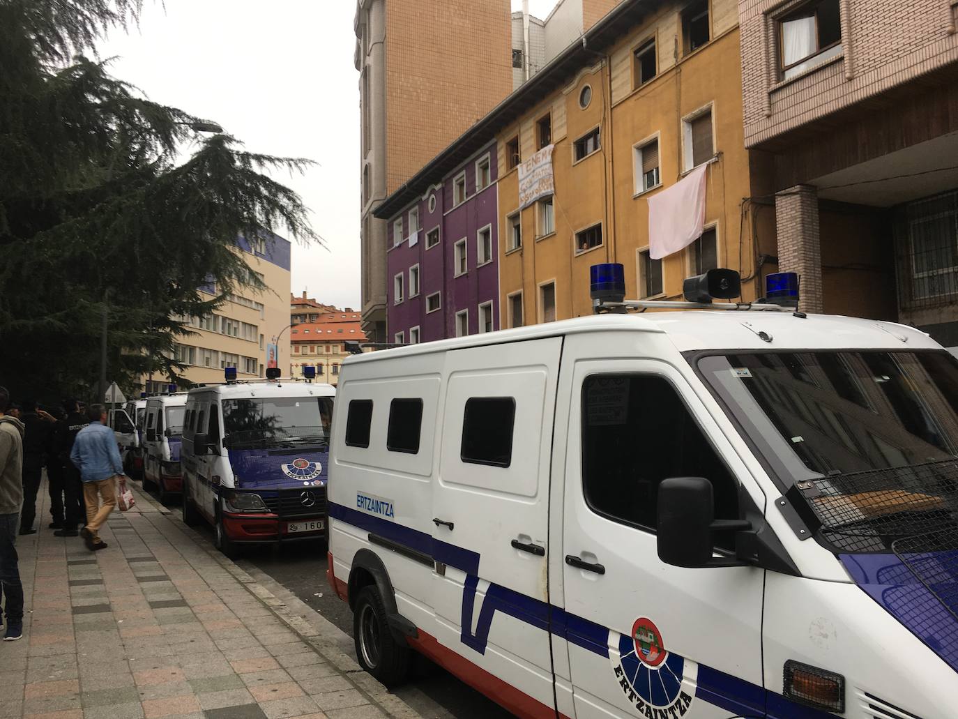 Fotos: Amplio despliegue policial en los alrededores del bloque de los &#039;okupas&#039; de Santurtzi