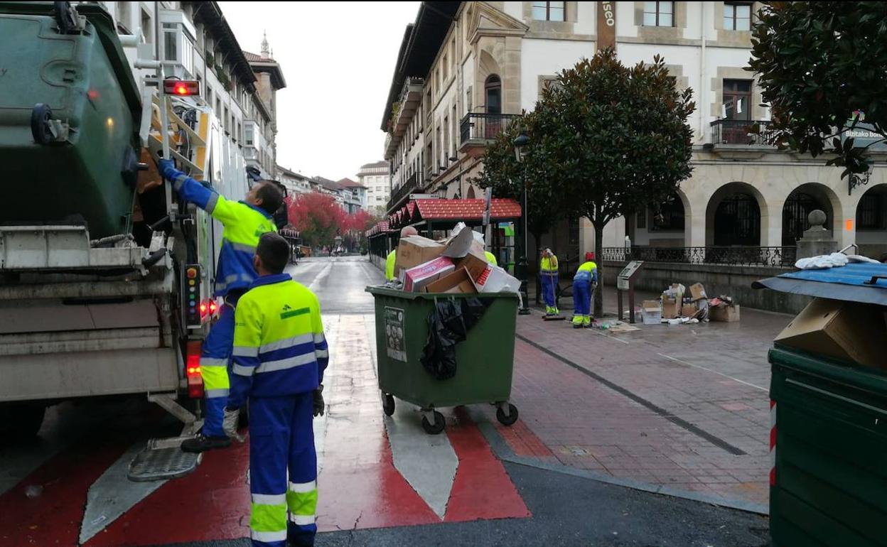 Los operarios se afanaron ayer para recuperar la normalidad en las calles de la villa lo antes posible. 