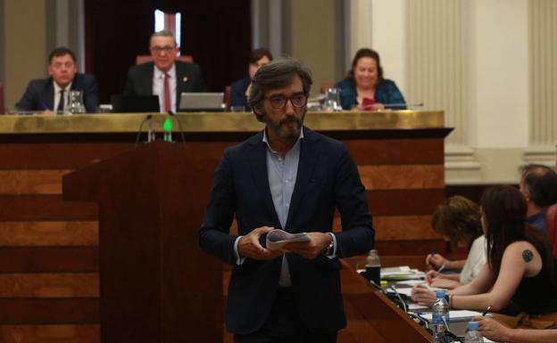 Iñaki Oyarzábal, en una sesión de las Juntas Generales de Álava.