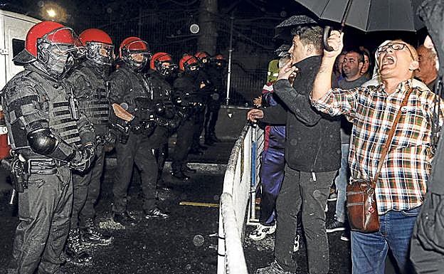 El despliegue policial impide a 2.000 vecinos de Santurtzi «indignados» desalojar a los 'okupas'