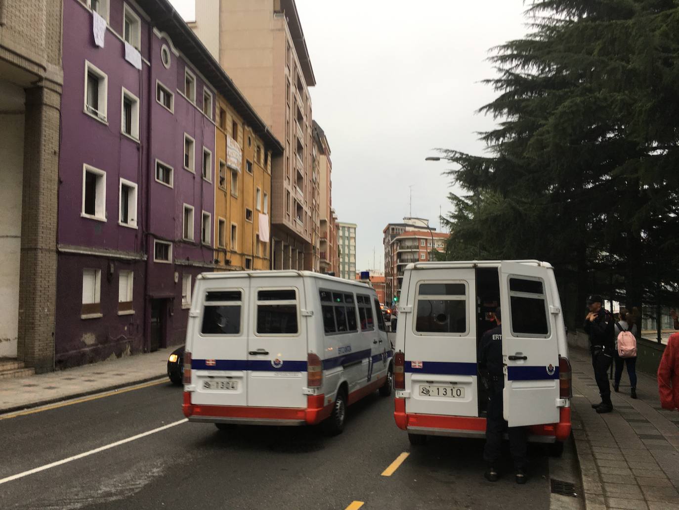 Fotos: Amplio despliegue policial en los alrededores del bloque de los &#039;okupas&#039; de Santurtzi