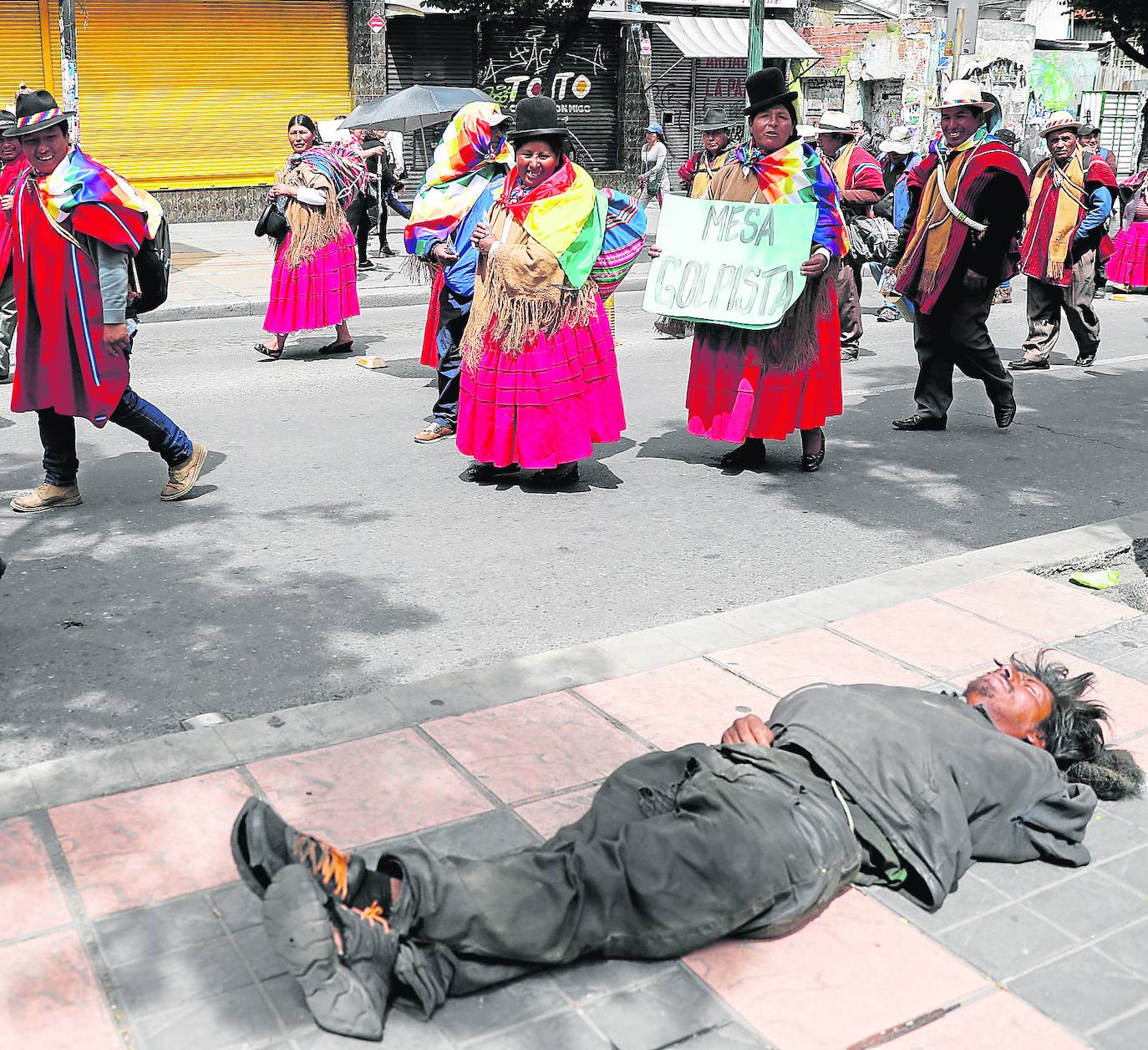 Partidarios de Evo Morales se manifiestan contra las acusaciones de fraude electoral que denuncia la oposición. 