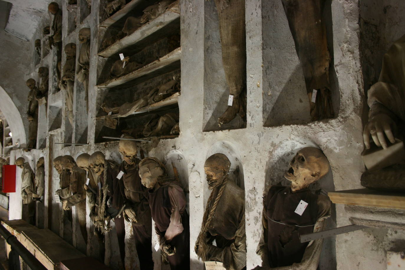 20. Las Catacumbas de los Capuchinos (Palermo, Italia) | Hay alrededor de 8.000 cuerpos momificados y muchos de ellos colgando espeluznantemente de las paredes.