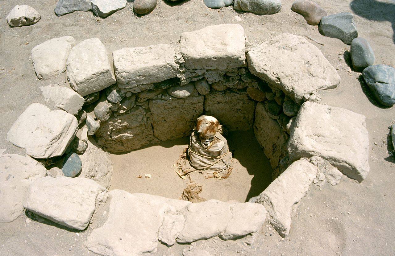 18. El cementerio de Chauchilla (Perú) | Las momias están en un buen estado de conservación a pesar de su antigüedad y en muchas de ellas se pueden ver aún restos de cabellos e incluso algo de piel. La conservación ha sido posible en parte gracias al clima árido del desierto de Nazca en el que se encuentra enclavado el cementerio (hay que recordar que se trata de un yacimiento al aire libre). Se trata del único sitio arqueológico peruano en el que las momias se pueden ver en sus tumbas originales.