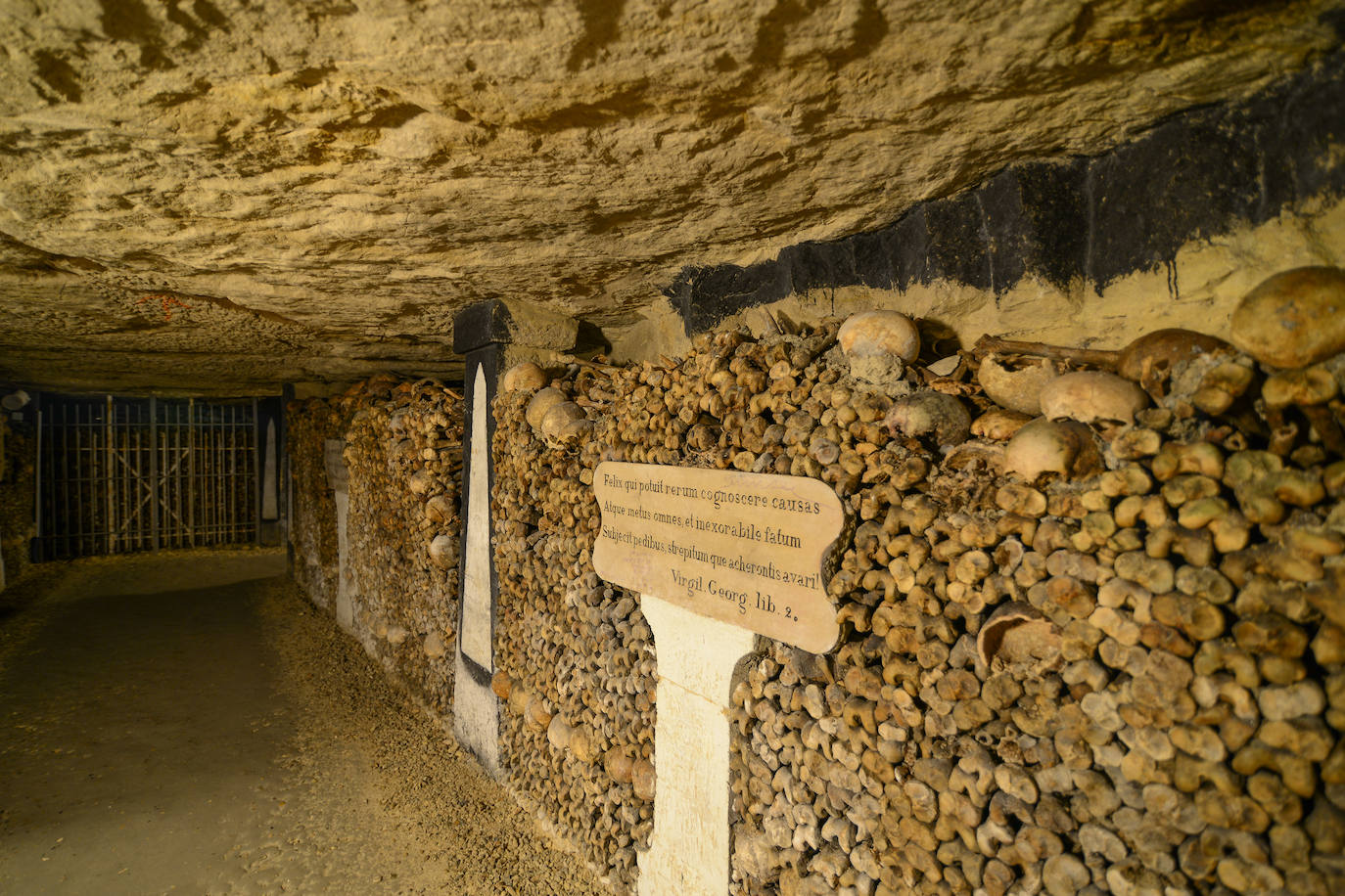 11. Catacumbas de París (Francia) | Las Catacumbas de París son una red de túneles que sirven como cementerio a miles de personas de distintas épocas. Se calcula que los restos de más de 6 millones de personas puedan estar enterrados en los más de 300 kilómetros de túneles.