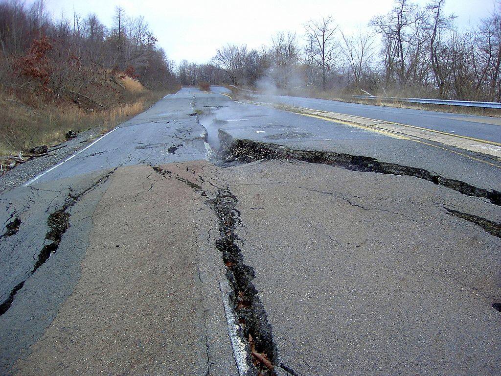 12. Centralia (Pensilvania) | Más de 50 décadas después, todavía no ha podido ser extinguido y pueden verse grietas por las que aún emana humo.