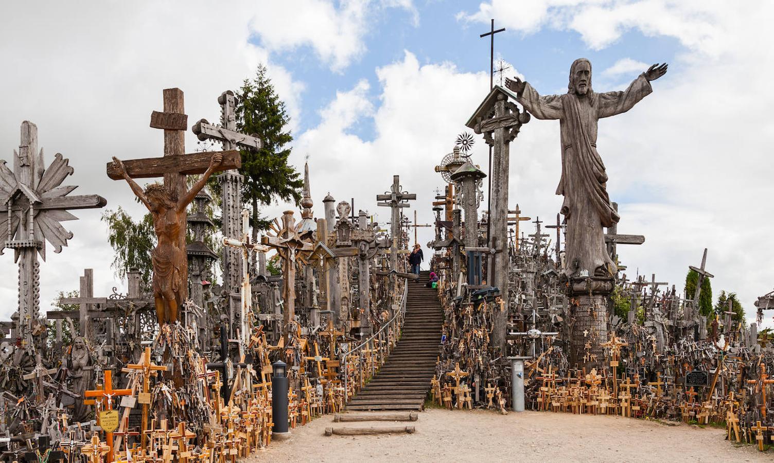 16. Colinas de cruces (Lituania) | Este santuario se encuentra a 12 kilómetros de la ciudad de Šiauliai, en la carretera que va de Kaliningrado a Riga. La versión más extendida dice que los lituanos empezaron a colocarlas allí espontáneamente en 1831 y en 1863, después de dos rebeliones fallidas contra la Rusia zarista. Los familiares de las víctimas, al no poder recuperar los cuerpos, pusieron una cruz por cada uno de los caídos.