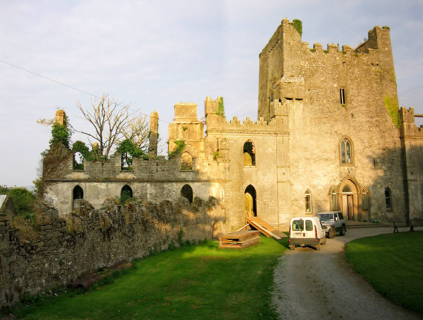 17. Castillo de Leap (condado de Offaly, Roscrea, Irlanda) | Cuentan del Castillo de Leap que es uno de los más edificios más fantasmales y misteriosos de toda Irlanda. Sus muros encierran muchas historias de intrigas y asesinatos.