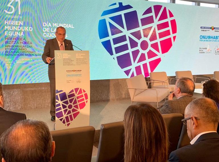 El consejero de Vivienda, Iñaki Arriola, durante la apertura de la jornada en la torre Iberdrola. 