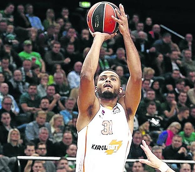 Shields se eleva en suspensión en un intento triple.