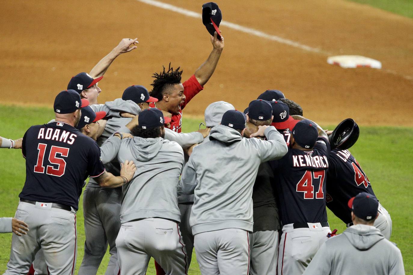 Los Washington Nationals se impusieron a los Houston Astros por 6-2 en el séptimo y decisivo juego, conquistando las Series Mundiales de béisbol por primera vez en su historia. 