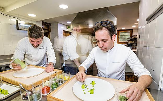 El cocinero vitoriano Álvaro Tobalina (Andere) que se forma y colabora con David Yárnoz desde 2006, en la cocina junto al biestrellado cocinero navarro. 