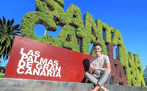 El joven Alberto Starkmann posa en el Parque Santa Catalina, epicentro de las carnestolendas capitalinas de la isla.