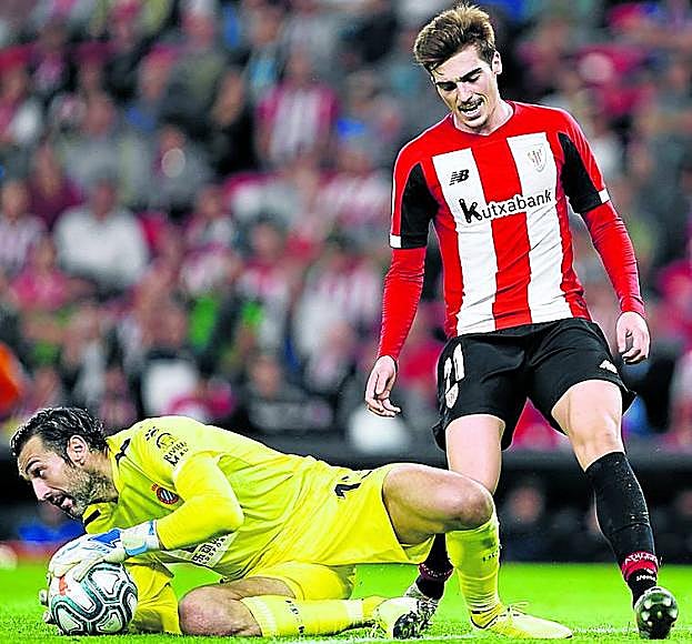 Diego López atrapa un balón en presencia de Córdoba.