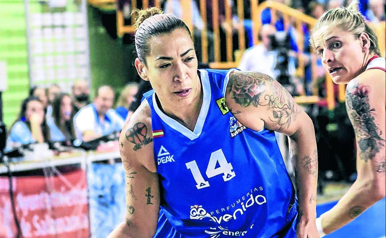 Erika de Souza durante un partido con el Perfumerías Avenida. 