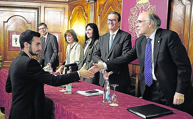 Imagen principal - Arriba: Andrés Urrutia, Enrique de Ybarra, Nekane Balluerka, Cristina Uriarte y César Coca, en la entrega de diplomas. Abajo, varios alumnos recién titulados, entre el público y alumnos de la nueva promoción asistieron también al acto.