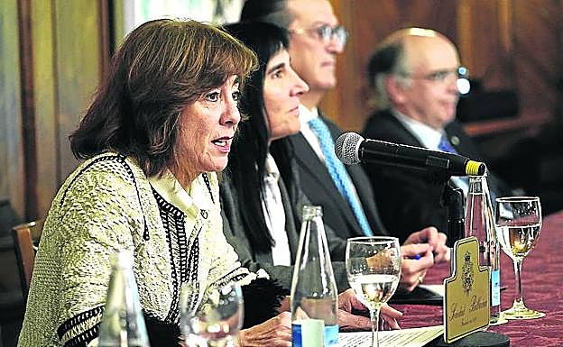 Cristina Uriarte, en primer plano, junto a Nekane Balluerka. 