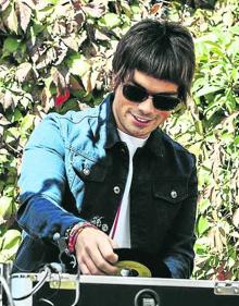 Imagen secundaria 2 - El DJ GonzaloLosa, en plena sesión. Arriba, el gran músico británico Zoot Money. A la derecha, la discjockey ISB Lester. 