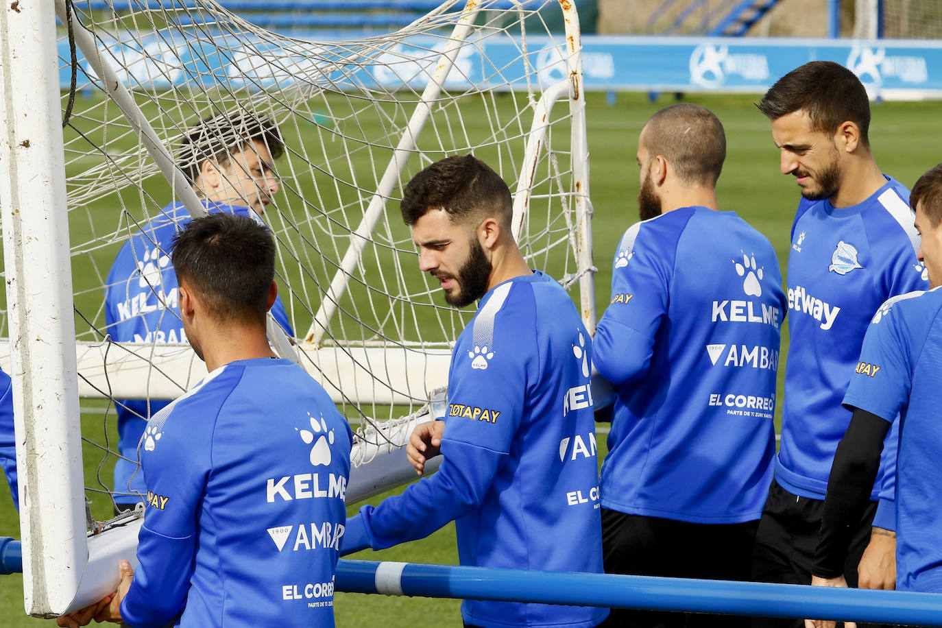 Fotos: El Alavés se prepara para cambiar su dinámica negativa a domicilio en Pamplona