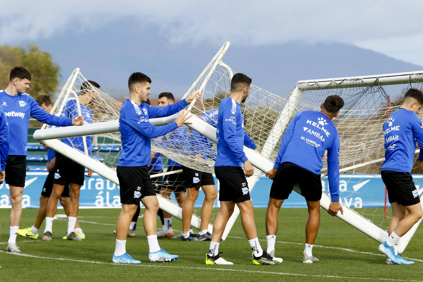 Fotos: El Alavés se prepara para cambiar su dinámica negativa a domicilio en Pamplona