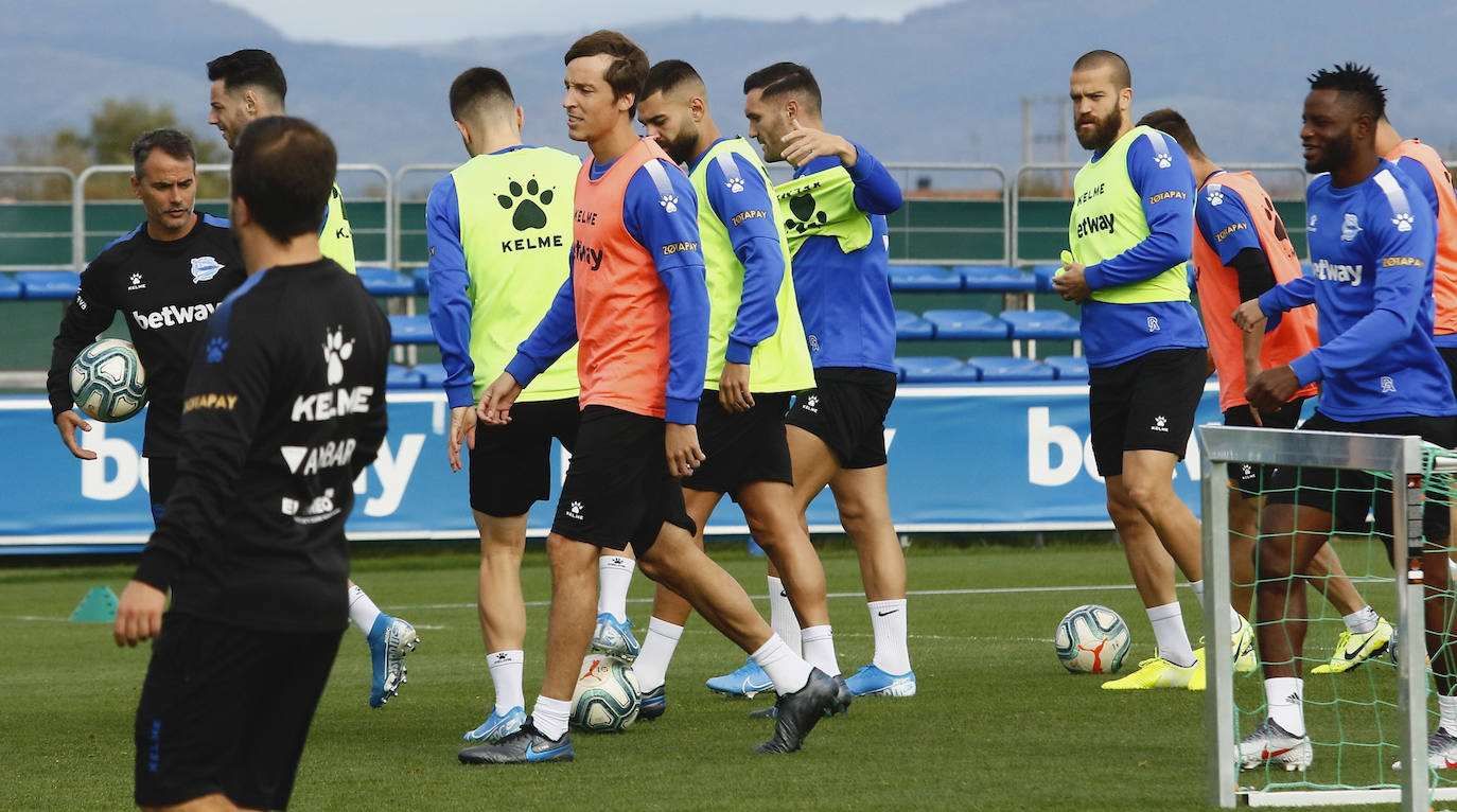 Fotos: El Alavés se prepara para cambiar su dinámica negativa a domicilio en Pamplona