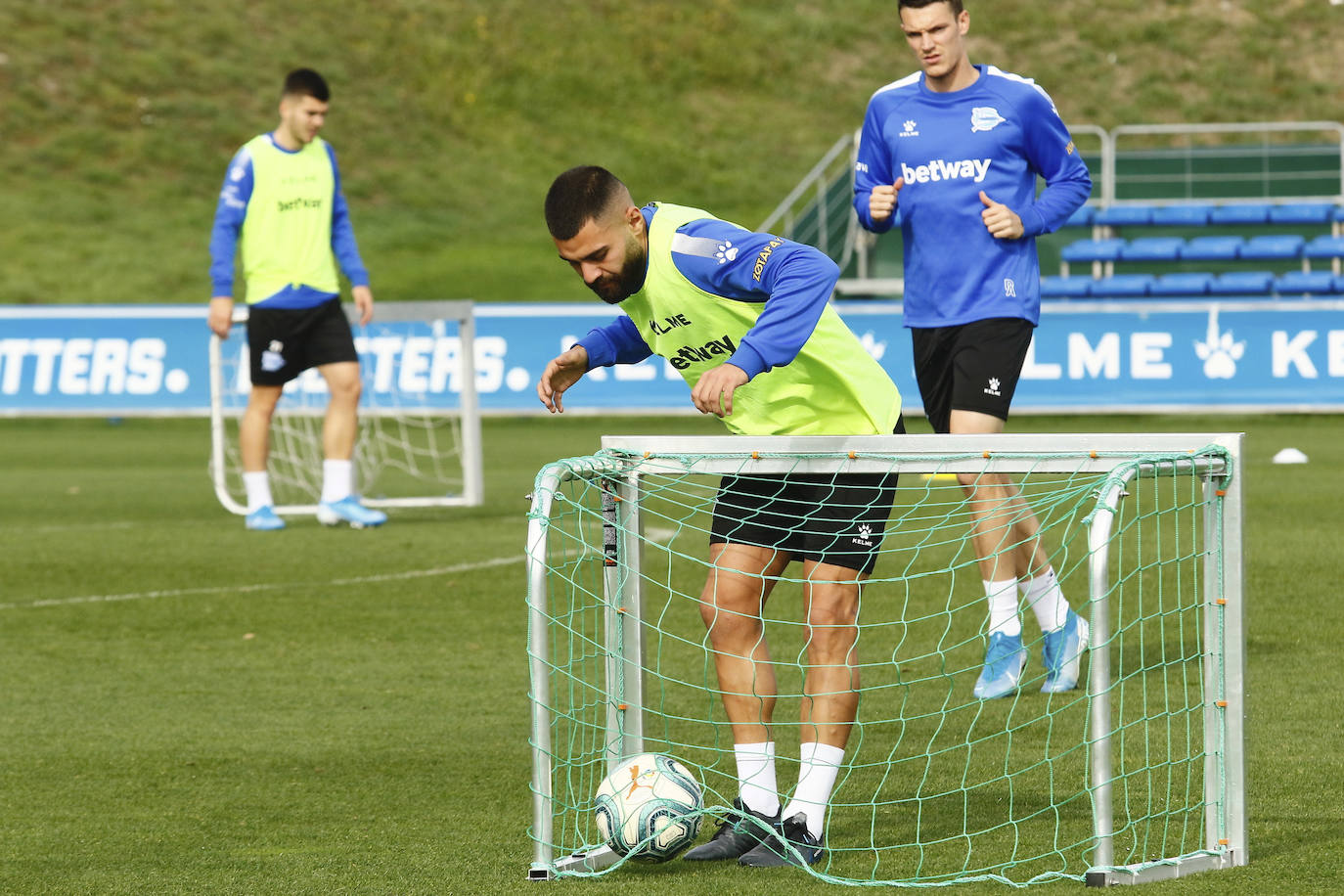 Fotos: El Alavés se prepara para cambiar su dinámica negativa a domicilio en Pamplona