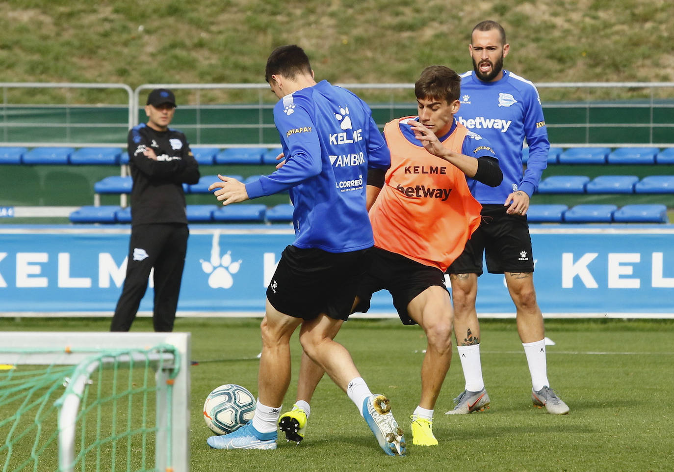 Fotos: El Alavés se prepara para cambiar su dinámica negativa a domicilio en Pamplona