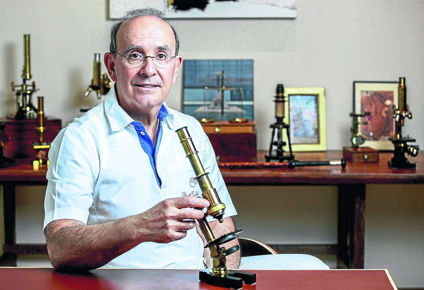 Eduardo Anitua, con algunos objetos de su colección de instrumentales médicos antiguos.