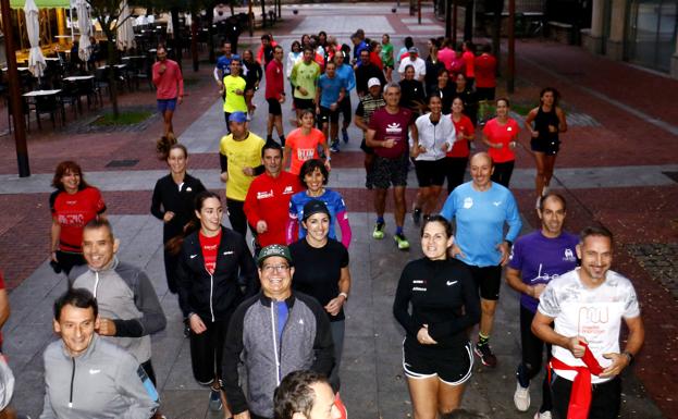 Miembros de Running Fiz corriendo por las inmediaciones del parque de El Prado.