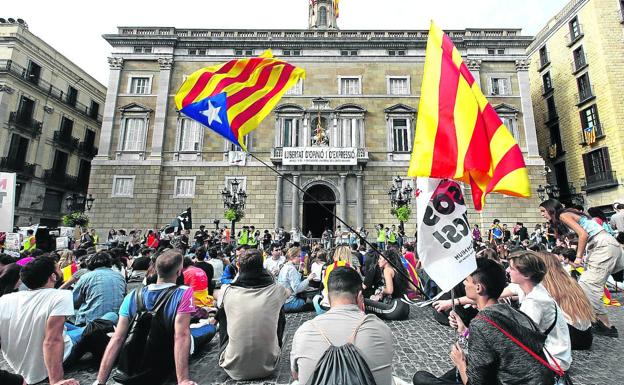 Estudiantes de distintas universidades catalanas participan en un acto de protesta con banderas independentistas.