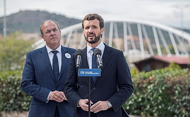 Pablo Casado visita las instalaciones de de la Asociación de Salud Mental España FEAFES en Cáceres.